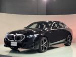 M藍色煞車卡鉗｜360度碰撞錄影｜自動倒車｜18支B&W鑽石級音響｜手勢控制
